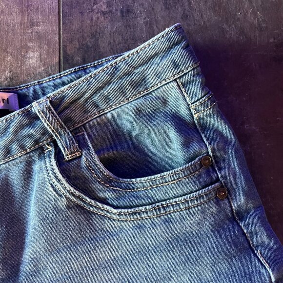 Madden Girl Juniors' High-Rise Slouchy Wide-Leg Cuffed Jeans 9 - Picture 8 of 10